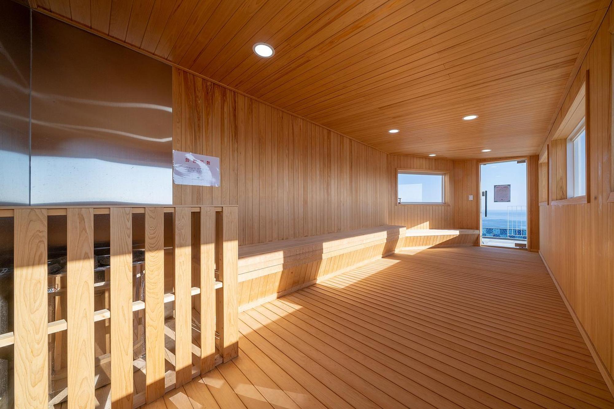 Gangneung Chonpines Ocean Suites Hotel Luaran gambar